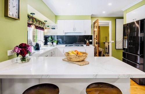 Mount Dandenong House | Luxury 5* Secluded, in Nature - Pet Friendly. Walk to village cafe's, shops