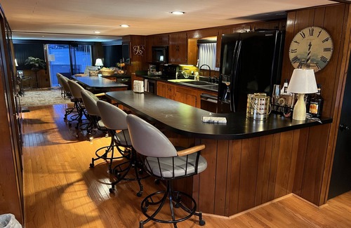 Butchertown Boat Rental | Luxury 5 stateroom 2 bath River Yacht w/hot tub -5 min from downtown Louisville!
