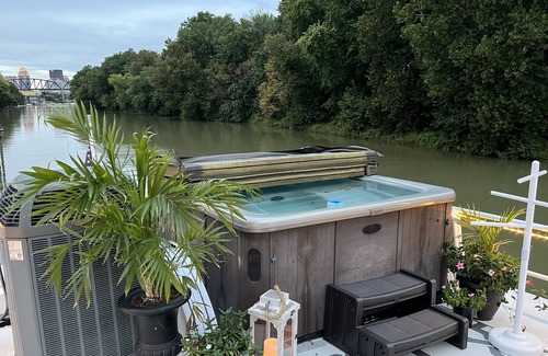Butchertown Boat Rental | Luxury 5 stateroom 2 bath River Yacht w/hot tub -5 min from downtown Louisville!