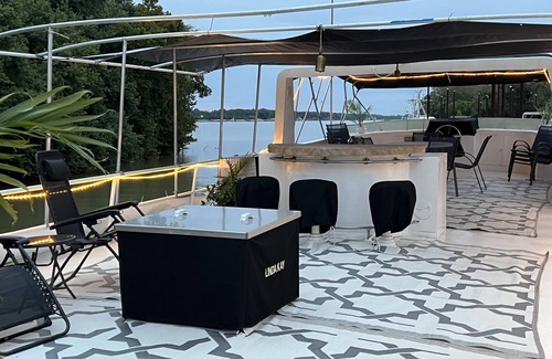 Butchertown Boat Rental | Luxury 5 stateroom 2 bath River Yacht w/hot tub -5 min from downtown Louisville!