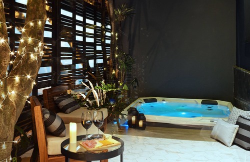 Zona Rosa Villa | Luxury 8BR Villa with Rooftop and Jacuzzis on Lleras Park