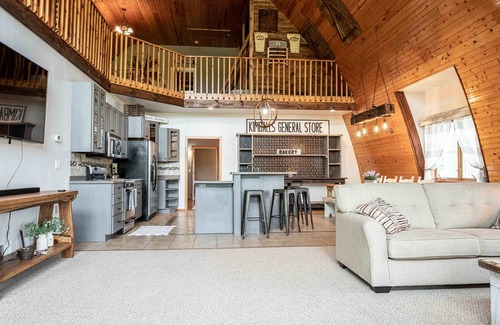 Briggsville House | Luxury Barn Stay-Spacious Kitchen/Living Room/Minutes to Dells/Skiing