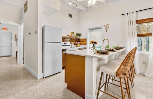 Indian Rocks Beach Cottage | Luxury Beach Bungalow | Walk to Dining & Sunset