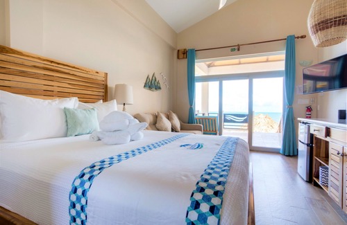Placencia Resort | Luxury Beachfront Studio with swim up pool bar