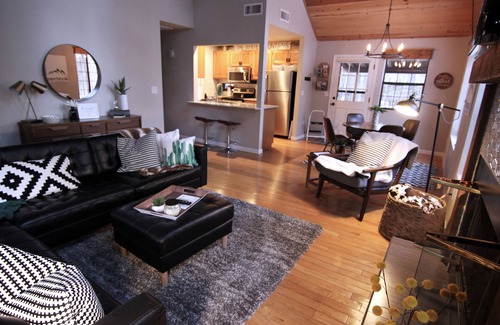 Pinetop Cabin | Luxury Cabin Retreat with Hot Tub on Spacious Wooded Lot