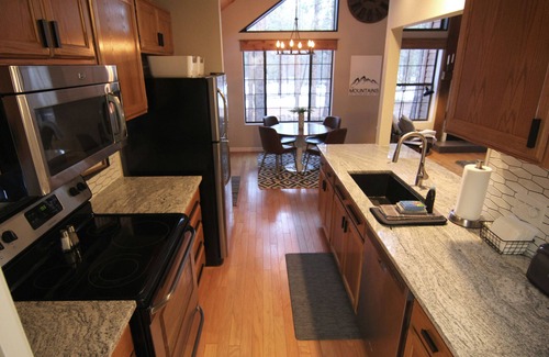 Pinetop Cabin | Luxury Cabin Retreat with Hot Tub on Spacious Wooded Lot