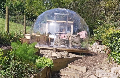 Polperro Cabin | Luxury Coastal Shepherds Hut + hot tub, dining dome and outdoor kitchen.
