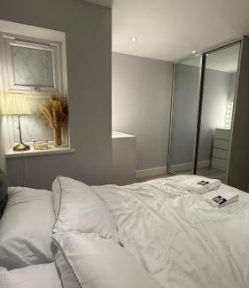South Acton Apartment | Luxury cozy modern flat