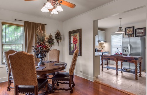Fredericksburg Cottage | ❤️Luxury Crockett Street Retreat, hot tub and outdoor fireplace! Downtown