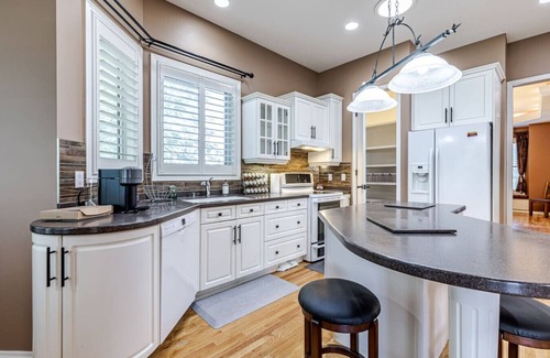 West Edmonton House | Luxury Escape, A/C, Ping-Pong, 👨‍👩‍👧‍👦 Friendly, BBQ, Heated Garage