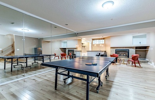 West Edmonton House | Luxury Escape, A/C, Ping-Pong, 👨‍👩‍👧‍👦 Friendly, BBQ, Heated Garage