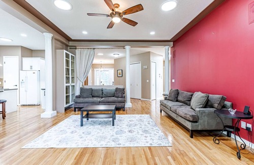 West Edmonton House | Luxury Escape, A/C, Ping-Pong, 👨‍👩‍👧‍👦 Friendly, BBQ, Heated Garage