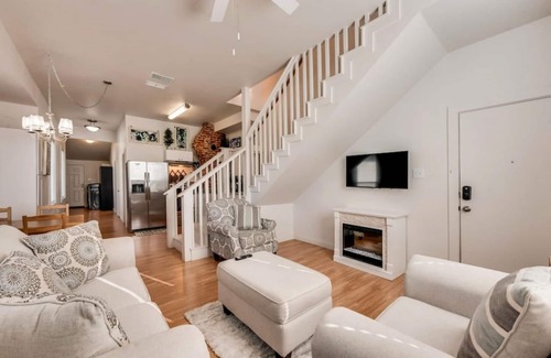 Fort Worth House | Luxury Family Friendly Home 6 Queen Beds