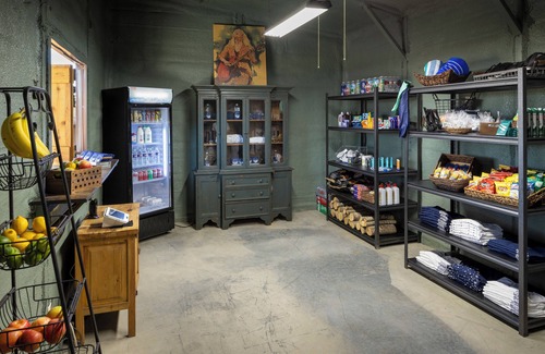 Valley Mills RV Rental | Luxury Glamping · King Bed · Riverfront near Waco