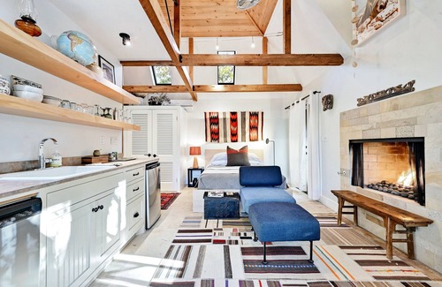 Travis Heights House | Luxury Guesthouse just two blocks from SoCo