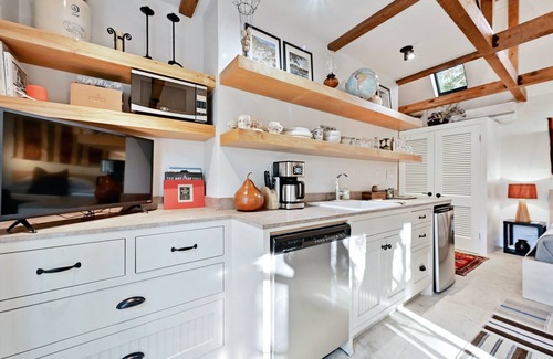 Travis Heights House | Luxury Guesthouse just two blocks from SoCo