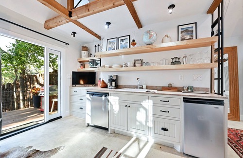Travis Heights House | Luxury Guesthouse just two blocks from SoCo