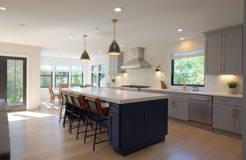 East Falls Church Villa | Luxury home with 9 Bedrooms, 8.5 Baths – 2 minutes walking to metro station.