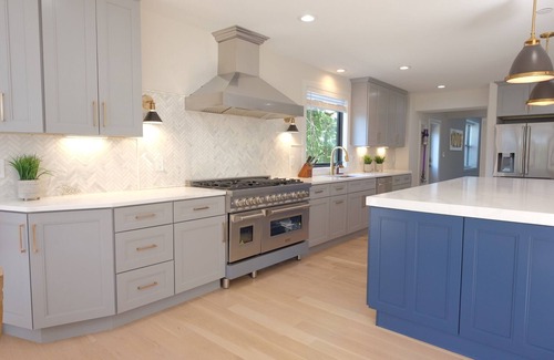 East Falls Church Villa | Luxury home with 9 Bedrooms, 8.5 Baths – 2 minutes walking to metro station.