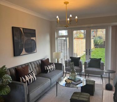 Sheldon House | Luxury House sleeps 8 - Ideal for Solihull NEC - Work and Family Groups