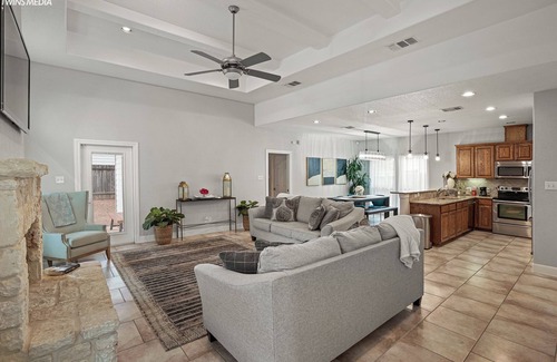 Wetmore House | Luxury Living, La Cantera, Six Flags, & Hiking!