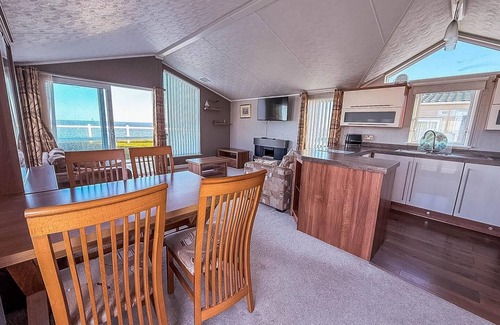 Hopton on Sea Cabin | Luxury lodge with stunning sea views at Hopton Haven Park ref 80055S