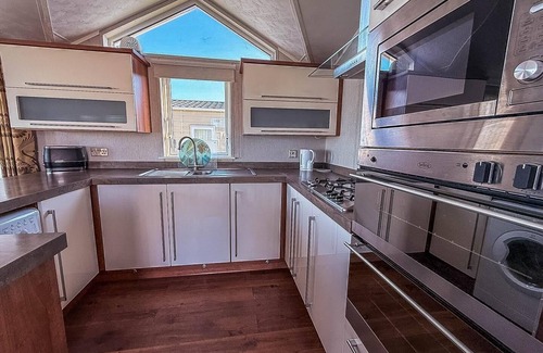 Hopton on Sea Cabin | Luxury lodge with stunning sea views at Hopton Haven Park ref 80055S