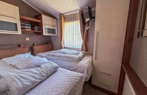 Hopton on Sea Cabin | Luxury lodge with stunning sea views at Hopton Haven Park ref 80055S