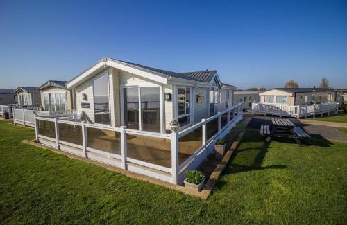 Hopton on Sea Cabin | Luxury Lodge With Stunning Sea Views At Hopton Haven Park Ref 80055S