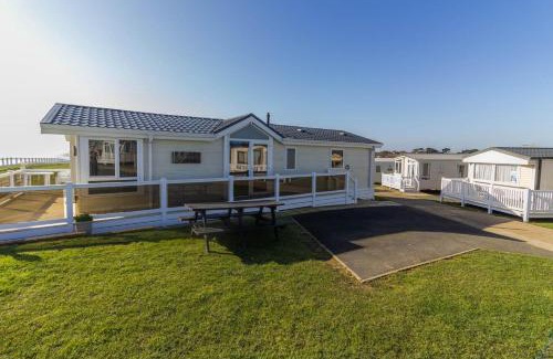Hopton on Sea Cabin | Luxury Lodge With Stunning Sea Views At Hopton Haven Park Ref 80055S