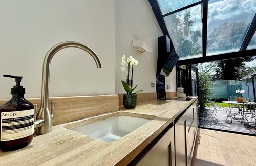 North Richmond Apartment | Luxury London 4Bd/3Bth Apartment w Garden/Parking (child/pet friendly!)