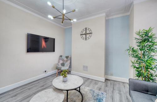 Tottenham Apartment | Luxury London Home with Large Garden