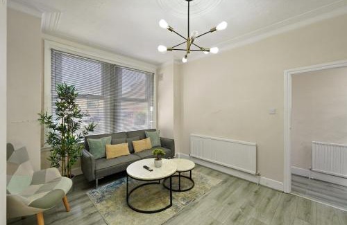 Tottenham Apartment | Luxury London Home with Large Garden