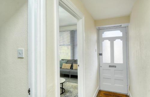Tottenham Apartment | Luxury London Home with Large Garden