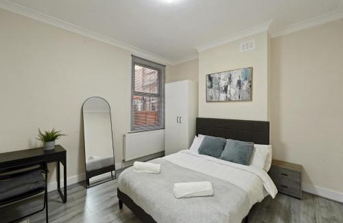 Tottenham Apartment | Luxury London Home with Large Garden