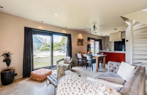 Ilpendam House | Luxury private farmhouse cottage near Amsterdam plus home cinema