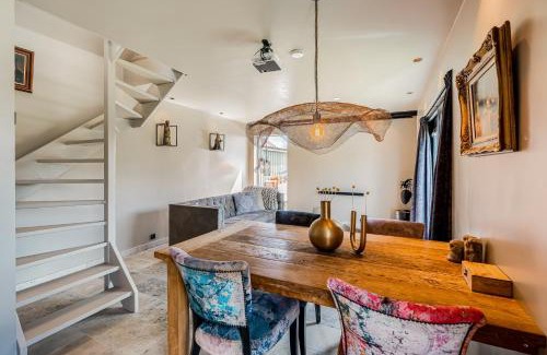 Ilpendam House | Luxury private farmhouse cottage near Amsterdam plus home cinema