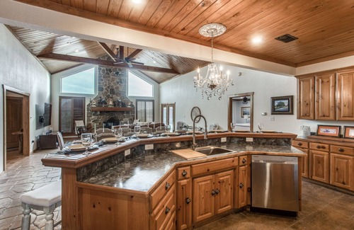Westminster House | Luxury Ranch Retreat on 100+ Acres Near Dallas w/Pool & Lake Access