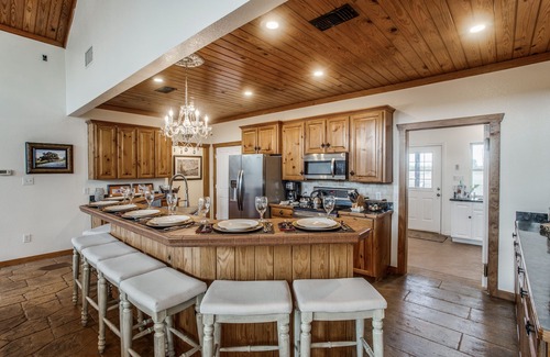 Westminster House | Luxury Ranch Retreat on 100+ Acres Near Dallas w/Pool & Lake Access