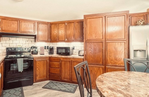 Thackerville House | LUXURY RETREAT/PICKLEBALL COURT, less than 3 miniutes from Winstar Casino!