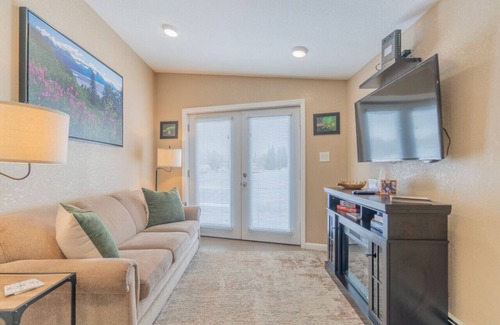 College House | Luxury Riverside Chena River House River Suite