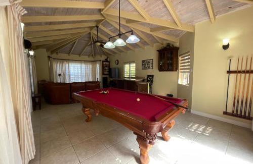 Olveston Villa | Luxury Spacious Villa with Aircon and Pool Table