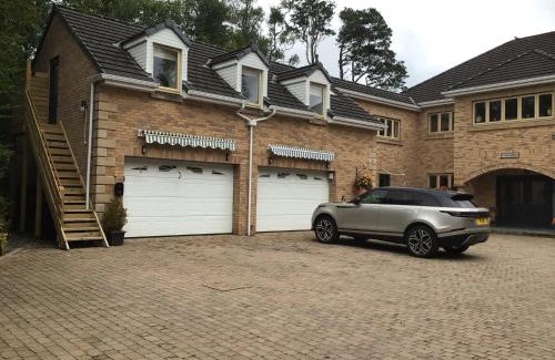 Frizington Apartment | Luxury Studio Loft with Car Charging Point