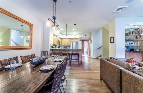 Woodwinds House | Luxury Townhome w/Jacuzzi & Private Patio 413