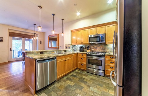 Woodwinds House | Luxury Townhome w/Jacuzzi & Private Patio 413