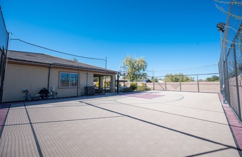 Enterprise House | Luxury Vacation Mansion 5 mins to Strip! Pool, Games, Sports Court. 7 Bedrooms