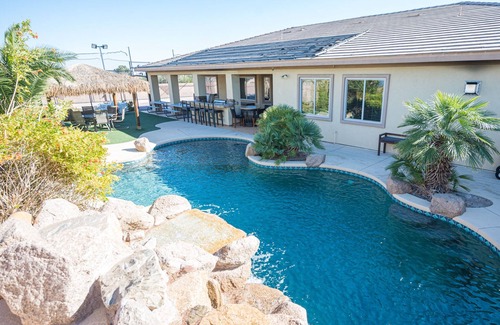 Enterprise House | Luxury Vacation Mansion 5 mins to Strip! Pool, Games, Sports Court. 7 Bedrooms