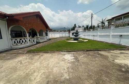 Limbe House | Luxury Villa AC Ensuite Room 7
