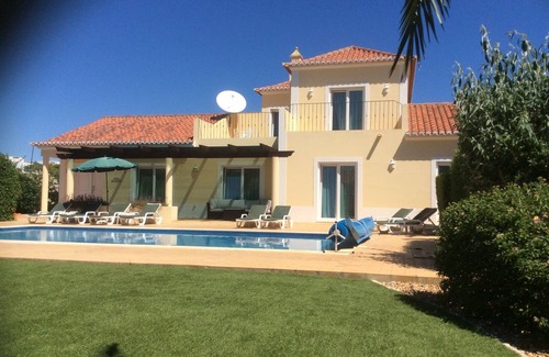 Olhao Villa | Luxury Villa, Private Heated Pool, Air-Con, WiFi, Secure Gated Mature Gardens