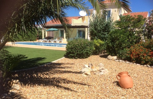 Olhao Villa | Luxury Villa, Private Heated Pool, Air-Con, WiFi, Secure Gated Mature Gardens